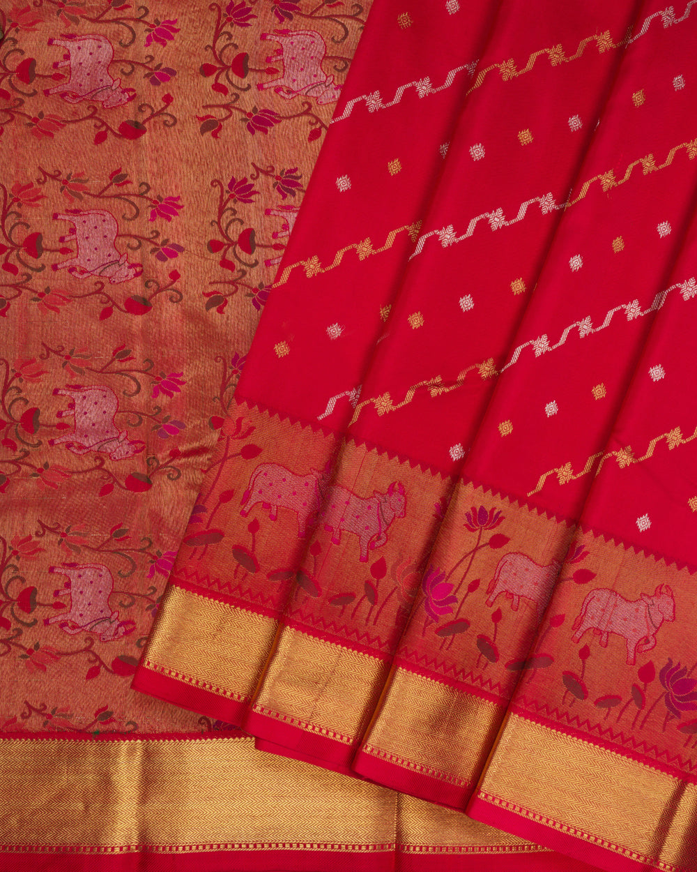 Chilli Red And Red With Gold Handwoven Kanjivaram Silk Saree - TSH250373-View2