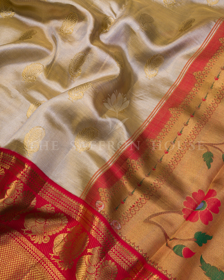 Handloom Kanjivaram Silk Saree in Ivory And Chilli Red