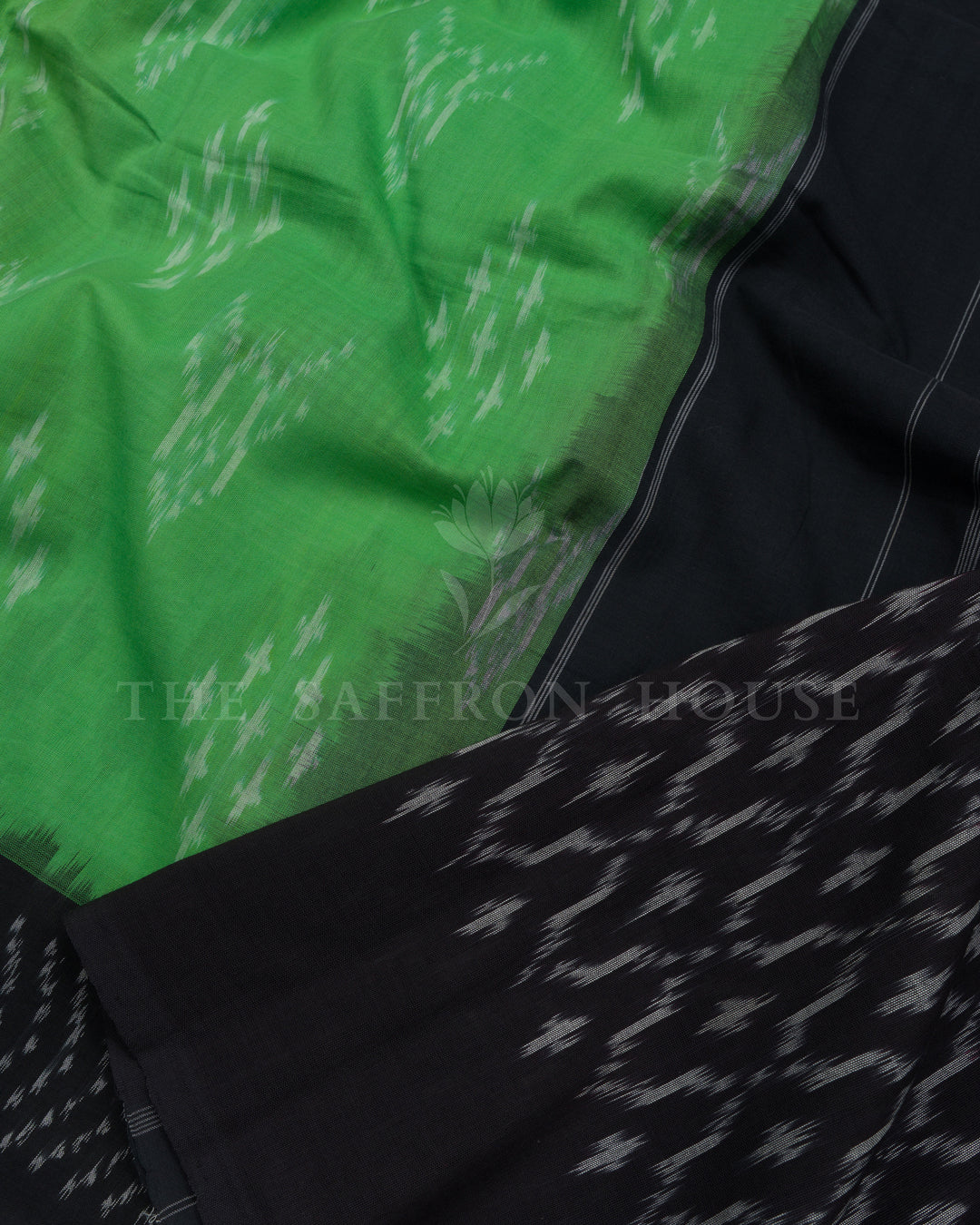 वरनाम - कंट्रास्ट लीफ बटस के साथ हाथ से बुनी हुई सूती साड़ी - TSH6059