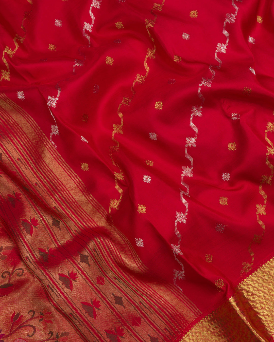 Chilli Red And Red With Gold Handwoven Kanjivaram Silk Saree - TSH250373-View4