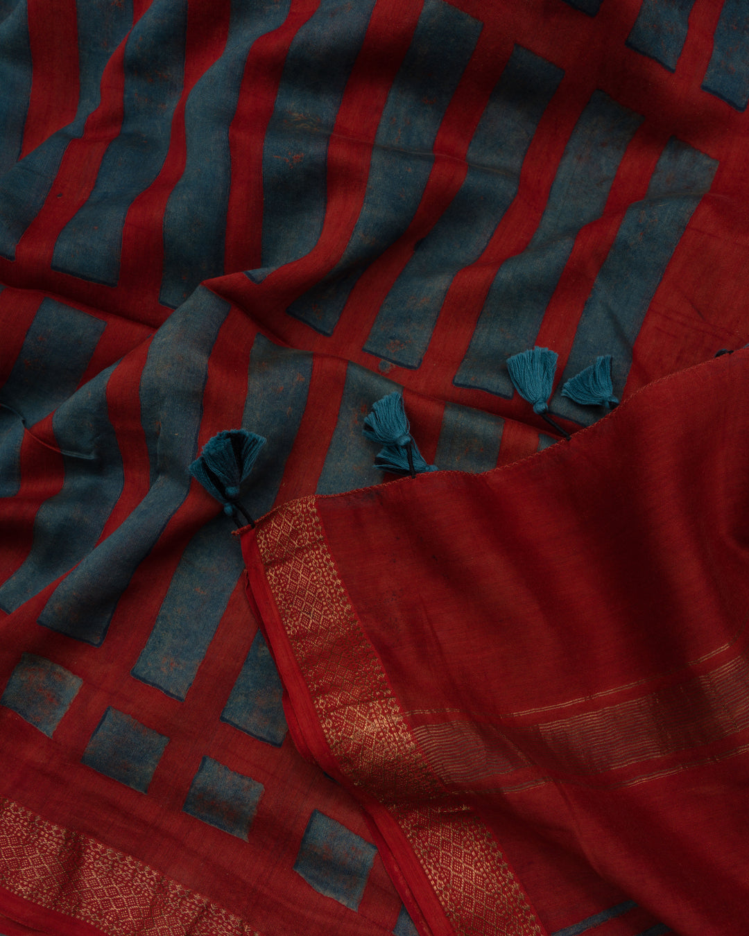 Red And Blue Maheshwari Silk Cotton Block Printed Saree - TSH8460058