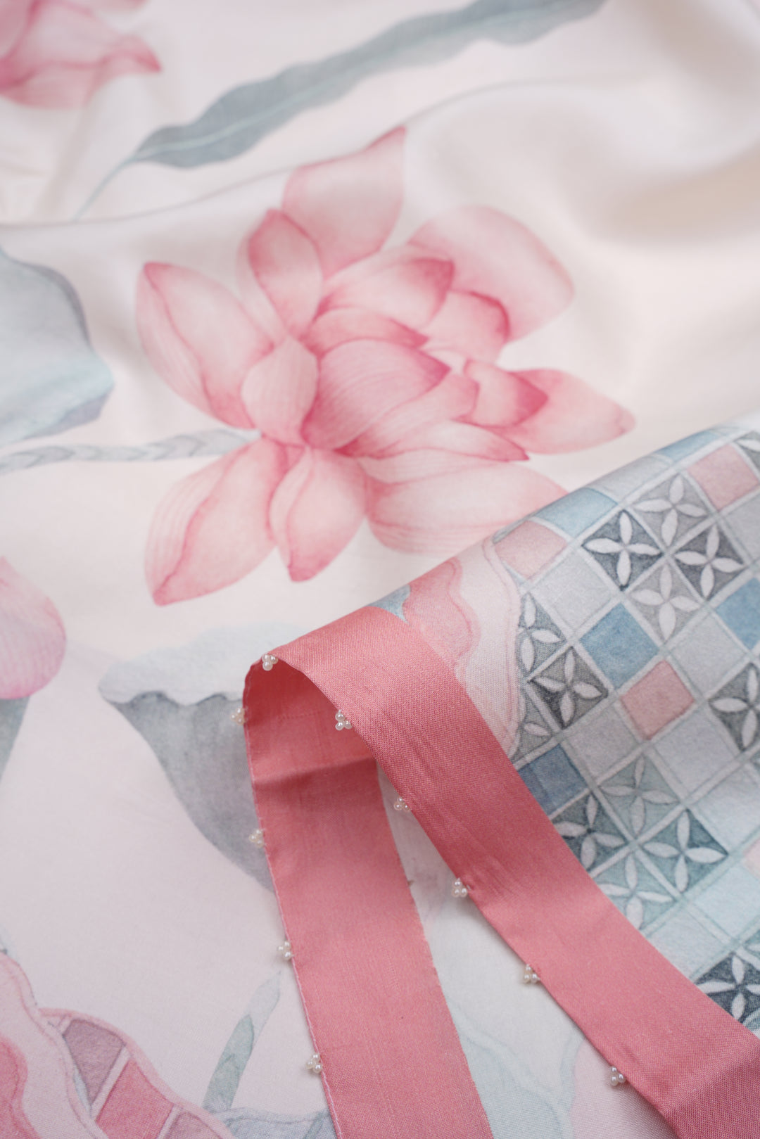 Blooming Heiress – Lotus Bloom Ombre Kanchi Silk Saree with Pearl-Edged Border