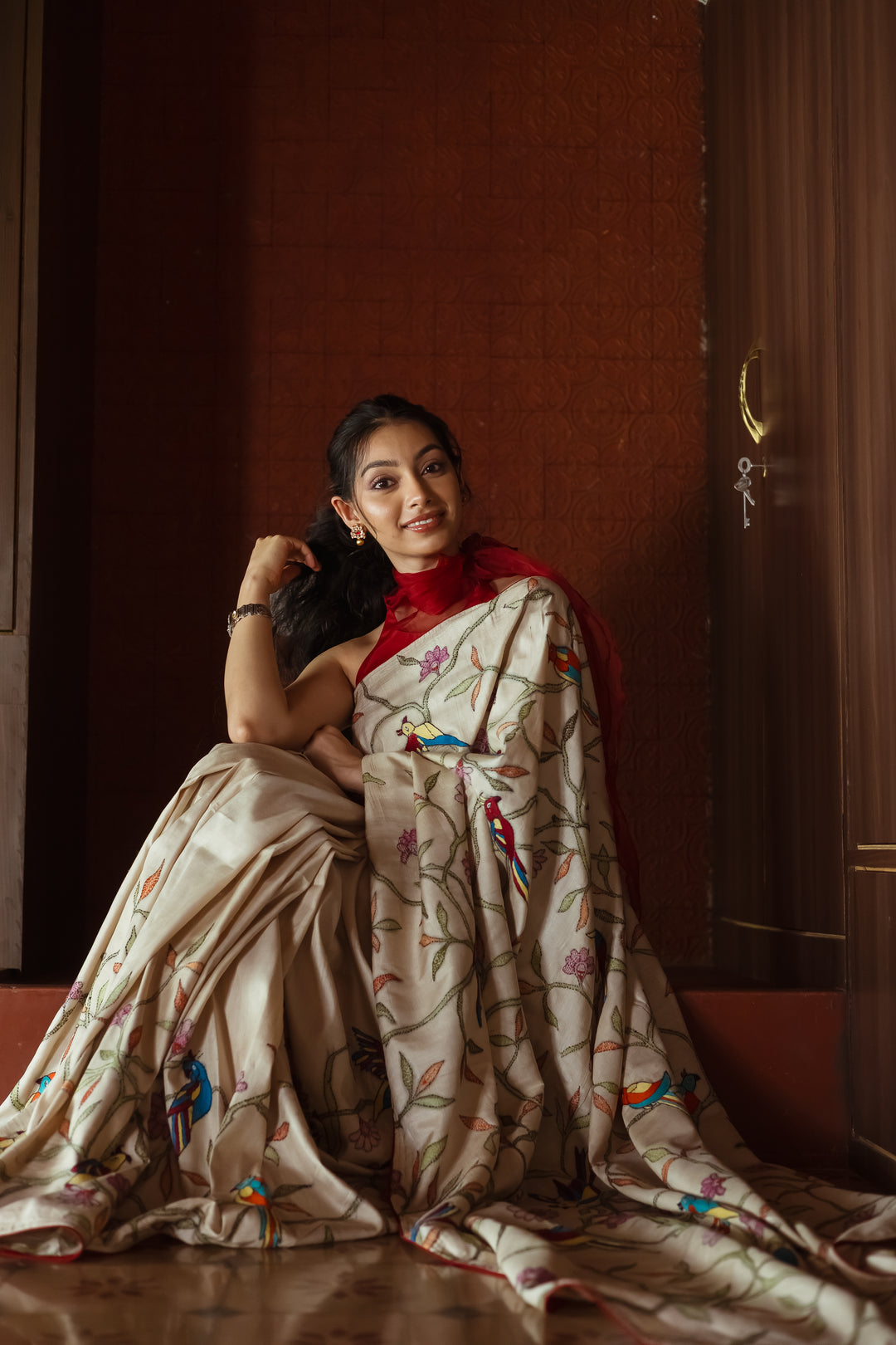 हाथ से कढ़ाई किए गए पक्षियों और लताओं के साथ आइवरी टसर सिल्क कांथा साड़ी