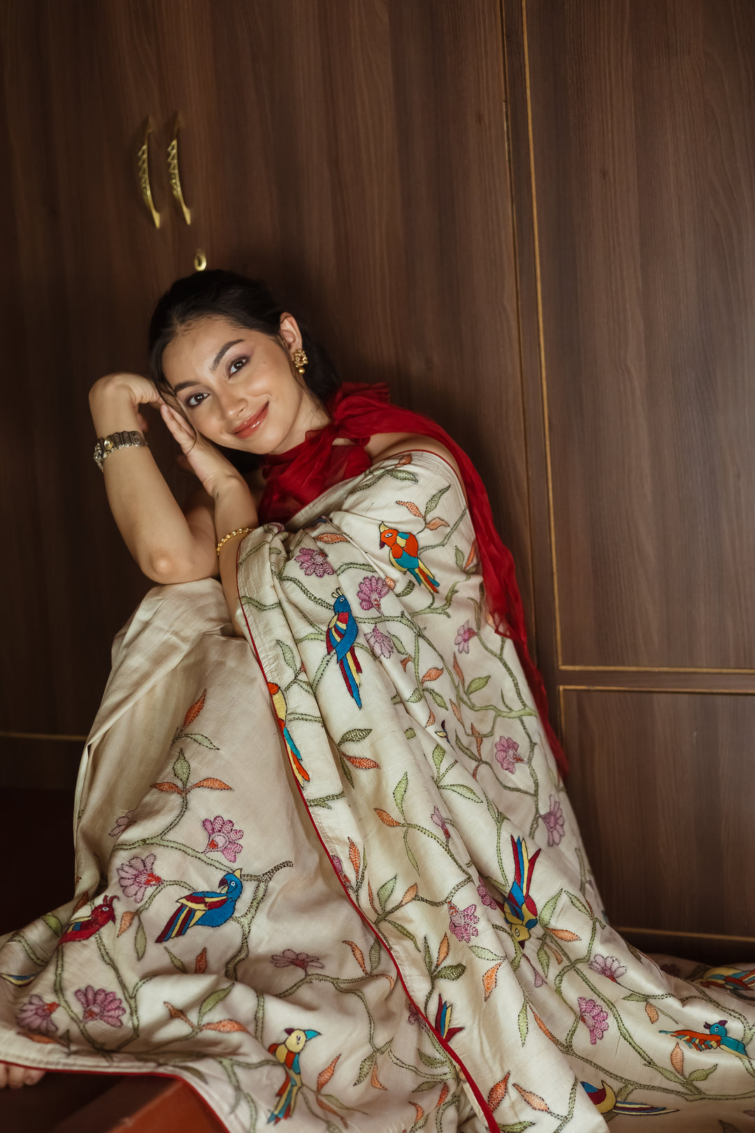 हाथ से कढ़ाई किए गए पक्षियों और लताओं के साथ आइवरी टसर सिल्क कांथा साड़ी